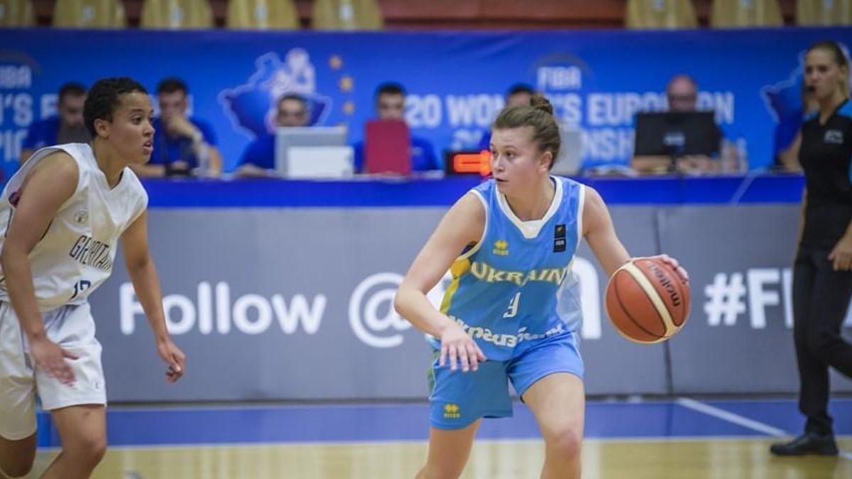 Oksana Fastova controla el balón en un partido con la selección de Ucrania.