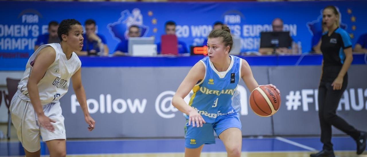 Oksana Fastova controla el balón en un partido con la selección de Ucrania.