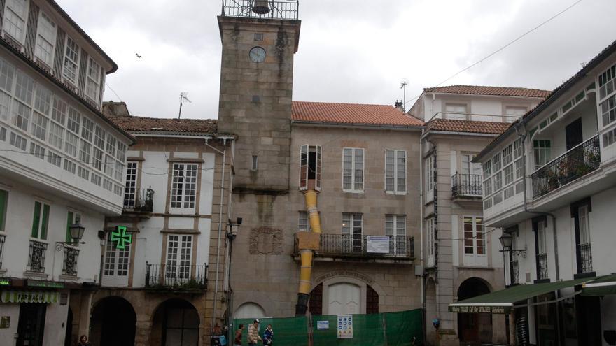 Dilema en Pontedeume: ¿mantener las campanas del histórico reloj del ayuntamiento o garantizar el descanso de los vecinos?