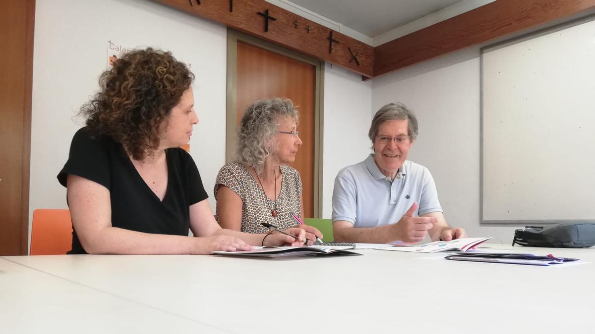 Sandra López, coordinadora tècnica de Càritas; Fina Farrés, presidenta, i Ignasi Perramon, vocal del consell de l’entitat