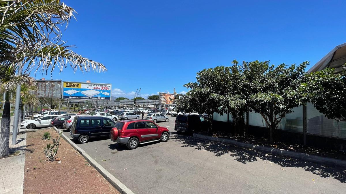 Parcela situada en la avenida Marítima, en la que se encuentra la antigua terraza Isla de Mar y un estacionamiento.