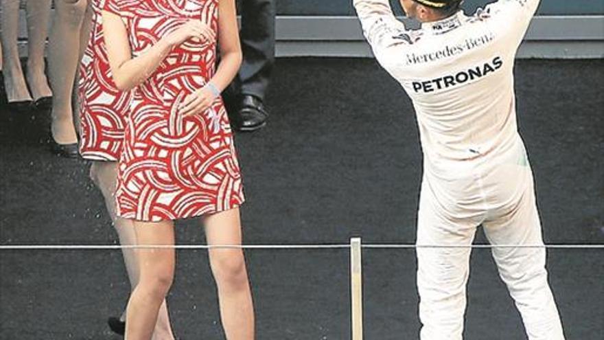 Lewis Hamilton prendió la mecha en el podio de Shanghái