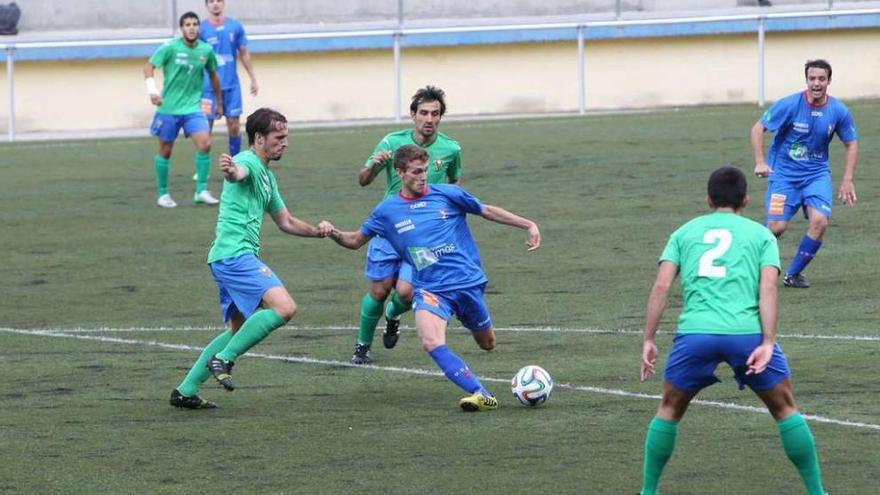 Karin controla un balón ante tres defensores del Órdenes en el partido de ayer en Os Carrís.