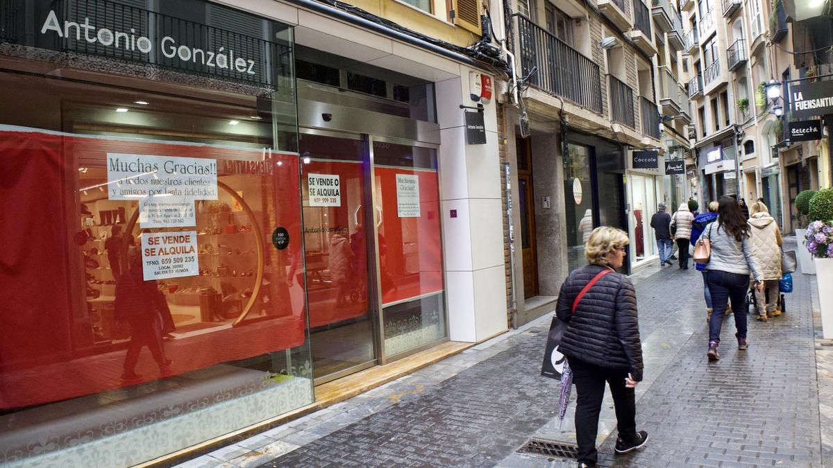 Comercio de la calle Sociedad de  Murcia que acaba de bajar la persiana.