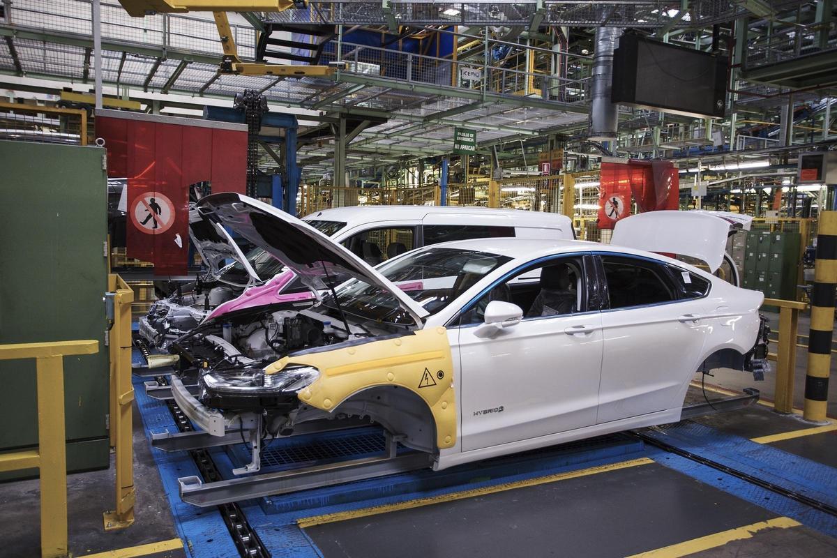 Imagen de 2018 con un Mondeo en producción en la planta de Ford en Almussafes.