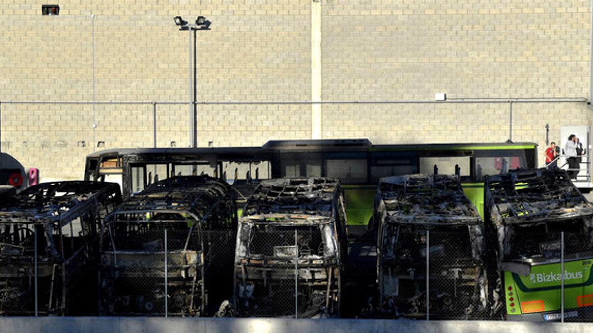 Los autobuses de la empresa de transporte público Bizkaibus quemados, este domingo, en las cocheras del polígono Ugaldeguren en Derio (Vizcaya).