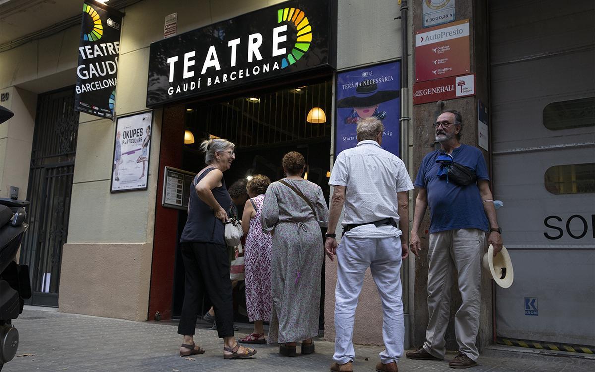 Espectadores a punto de entrar en el Teatre Gaudí Barcelona el jueves.