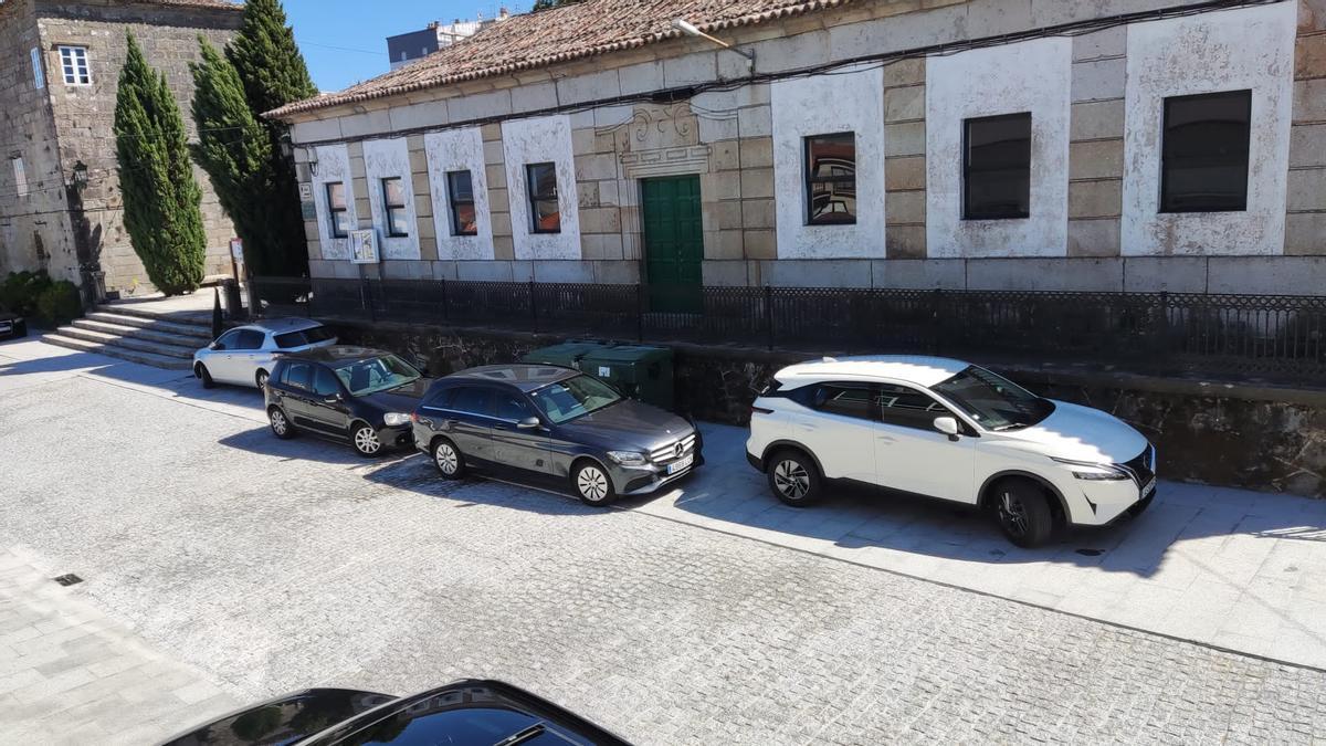 Coches estacionados sobre la zona peatonal en la recién reformada calle Sobrán