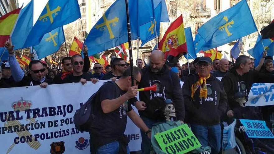 Los agentes de la región, con banderas asturianas.