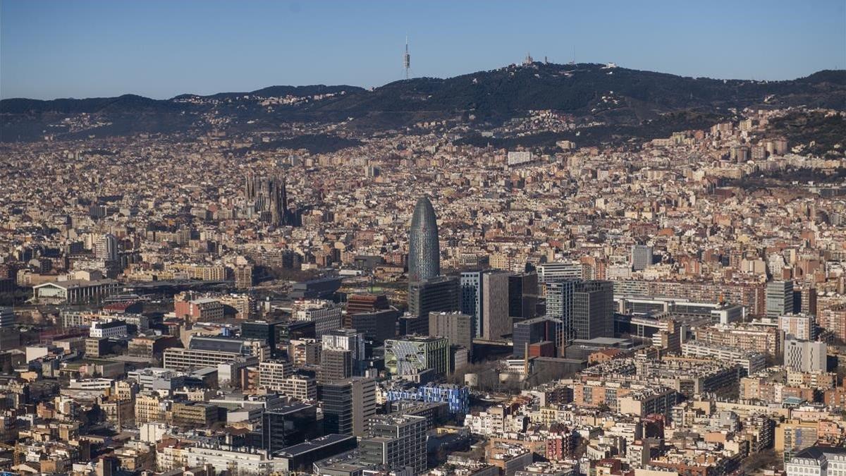 El tejido arquitectónico alrededor de la Torre Agbar en contraste con los otros edificios de la ciudad, visto desde el aire