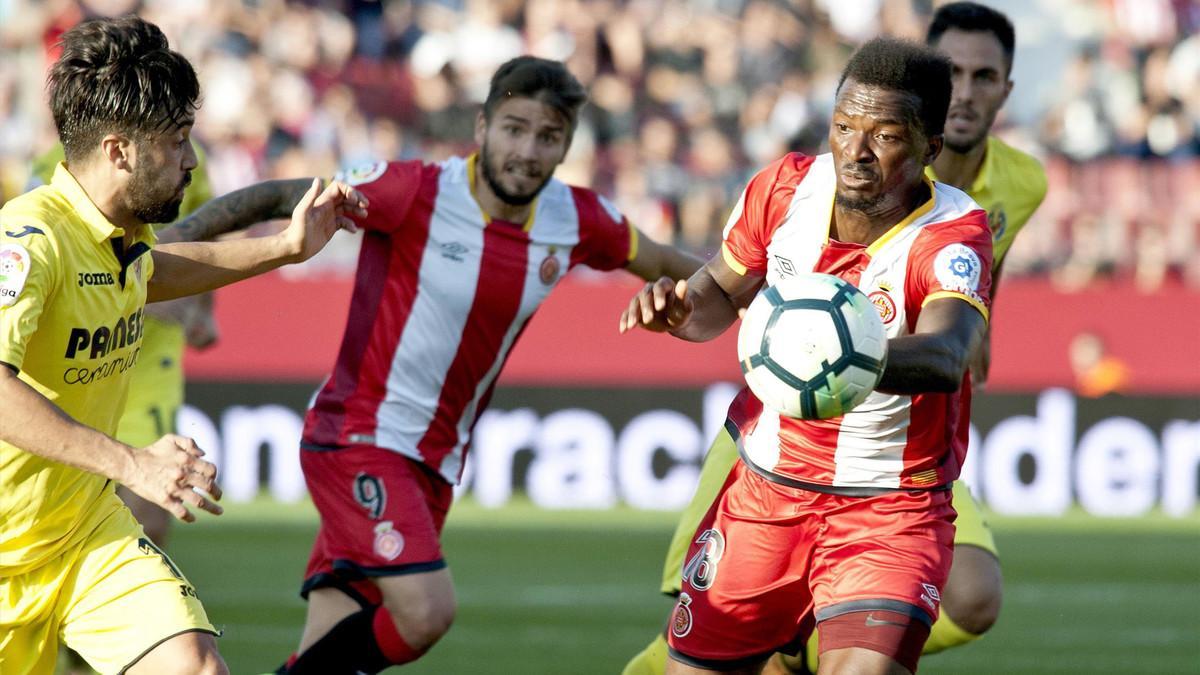 Kayode disputa el balón en uno de sus partidos con el Girona