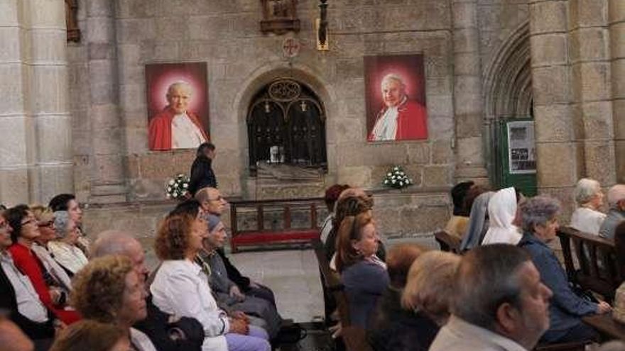 Imágenes de Juan XXIII y Juan Pablo II en una nave lateral.