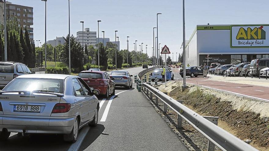 Descontrol de coches y peatones en la variante por la afluencia masiva al AKI