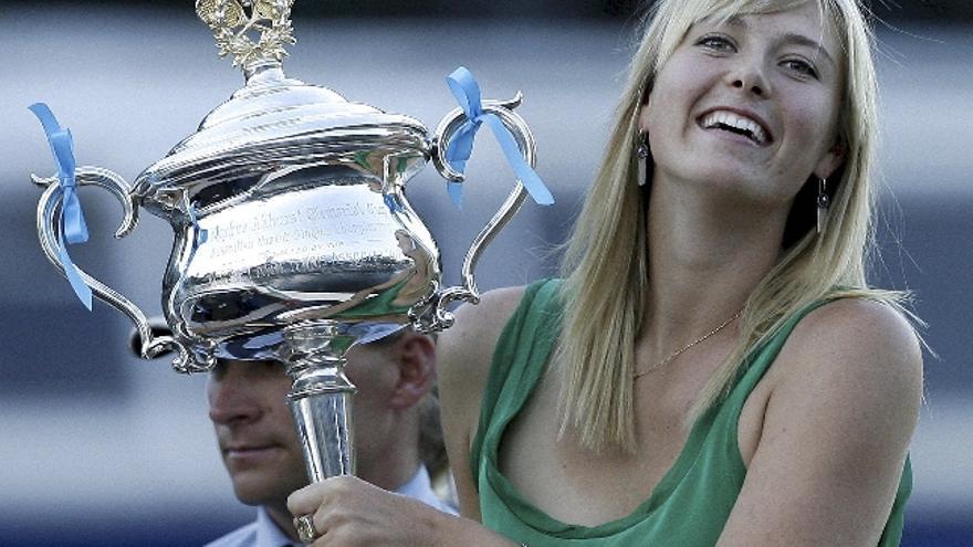 María Sharapova, con el trofeo conquistado ayer en Melbourne