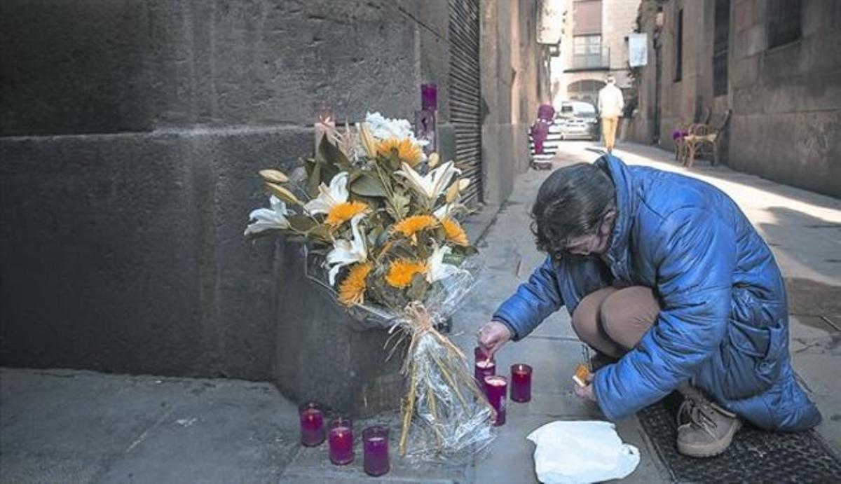 Una veïna del Born encén unes espelmes al lloc on un home de 60 anys va ser mortalment degollat dimecres. Una veïna del Born encén unes espelmes al lloc on un home de 60 anys va ser mortalment degollat dimecres.