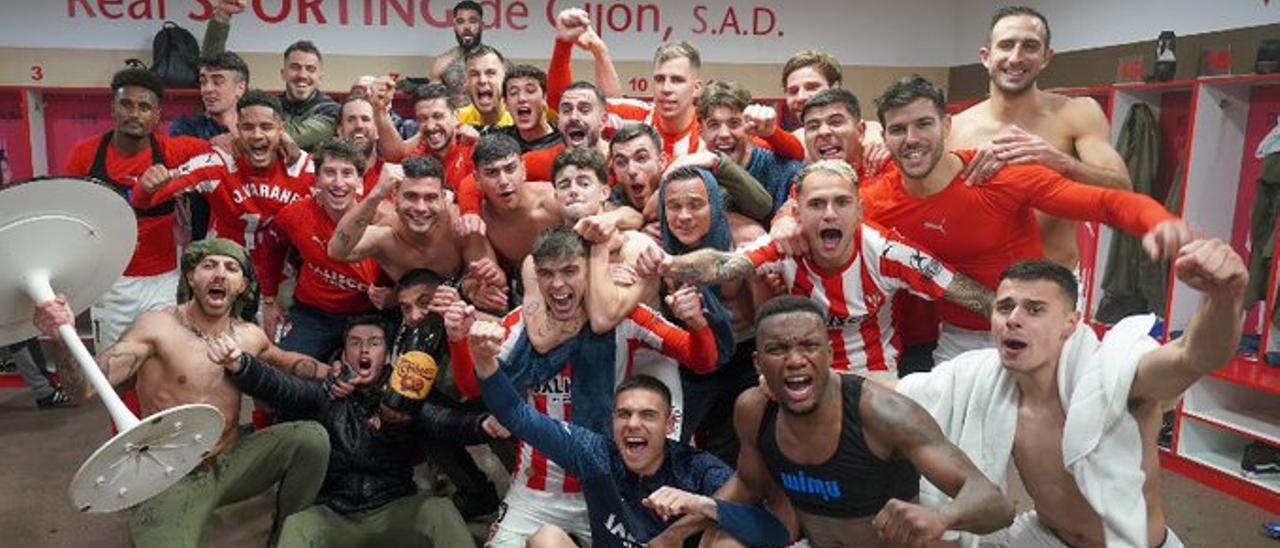 La plantilla del Sporting celebrando al victoria. | RSG