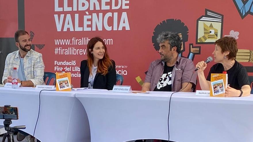 El concejal de Cultura, Empar Ferrer, José Fonollosa y Núria Sendra, ayer, en la Fira del Llibre