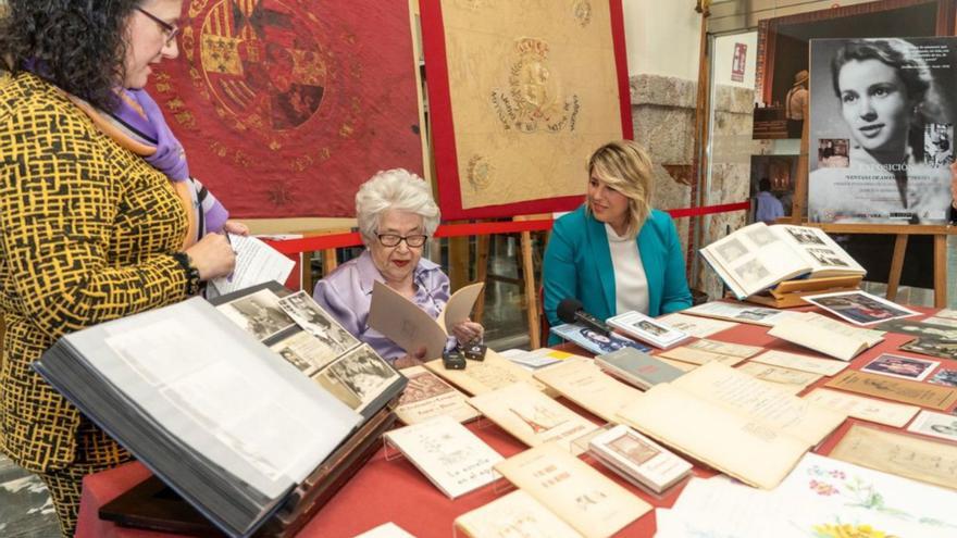 María Teresa Cervantes junto a la alcaldesa Noelia Arroyo en la segunda entrega de su legado.