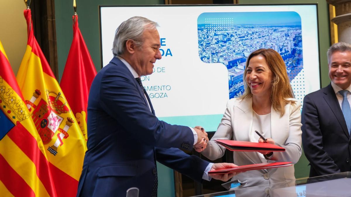 Jorge Azcón y Natalia Chueca se estrechan la mano tras firmar el protocolo de colaboración que inicia el proceso de construcción de mil viviendas.