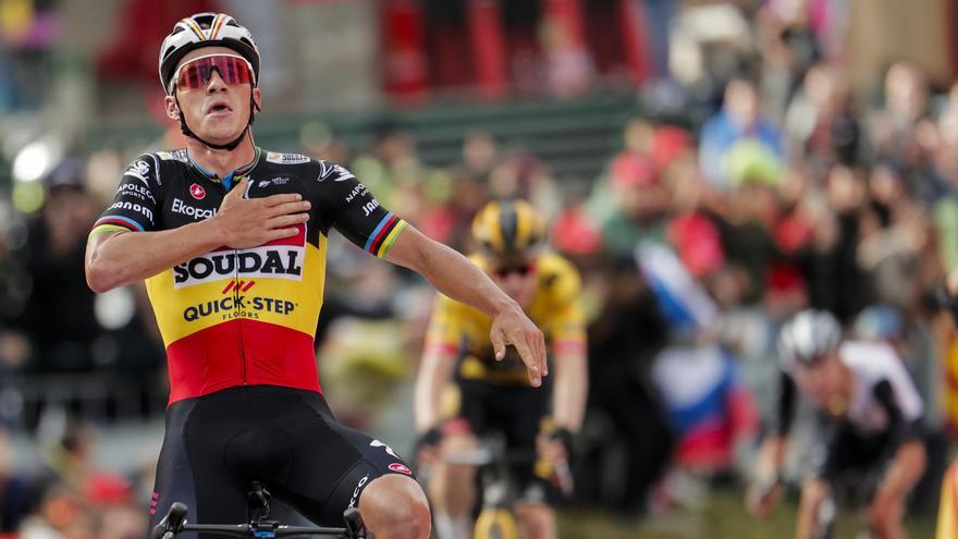 Remco Evenepoel celebra su victoria en Arinsal.