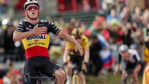 El ciclista belga Remco Evenepoel, del Soudal Quick Step, celebra en el podio tras ganar la tercera etapa de La Vuelta disputada entre Suria y Arinsal (Andorra), de 158,5 km de recorrido. EFE/ Manuel Bruque