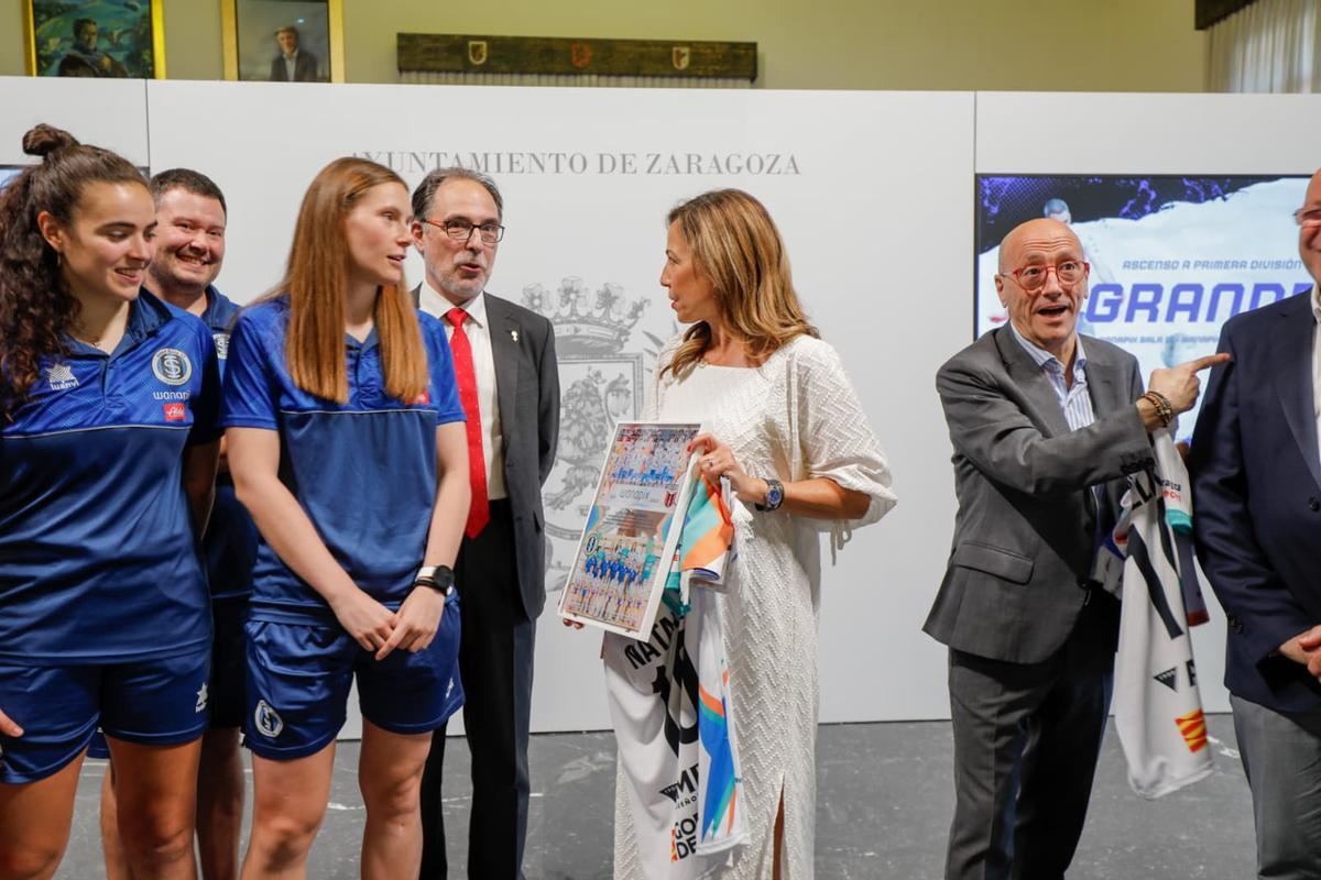 Marta Ibáñez entrega un obsequio y una camiseta a Natalia Chueca.