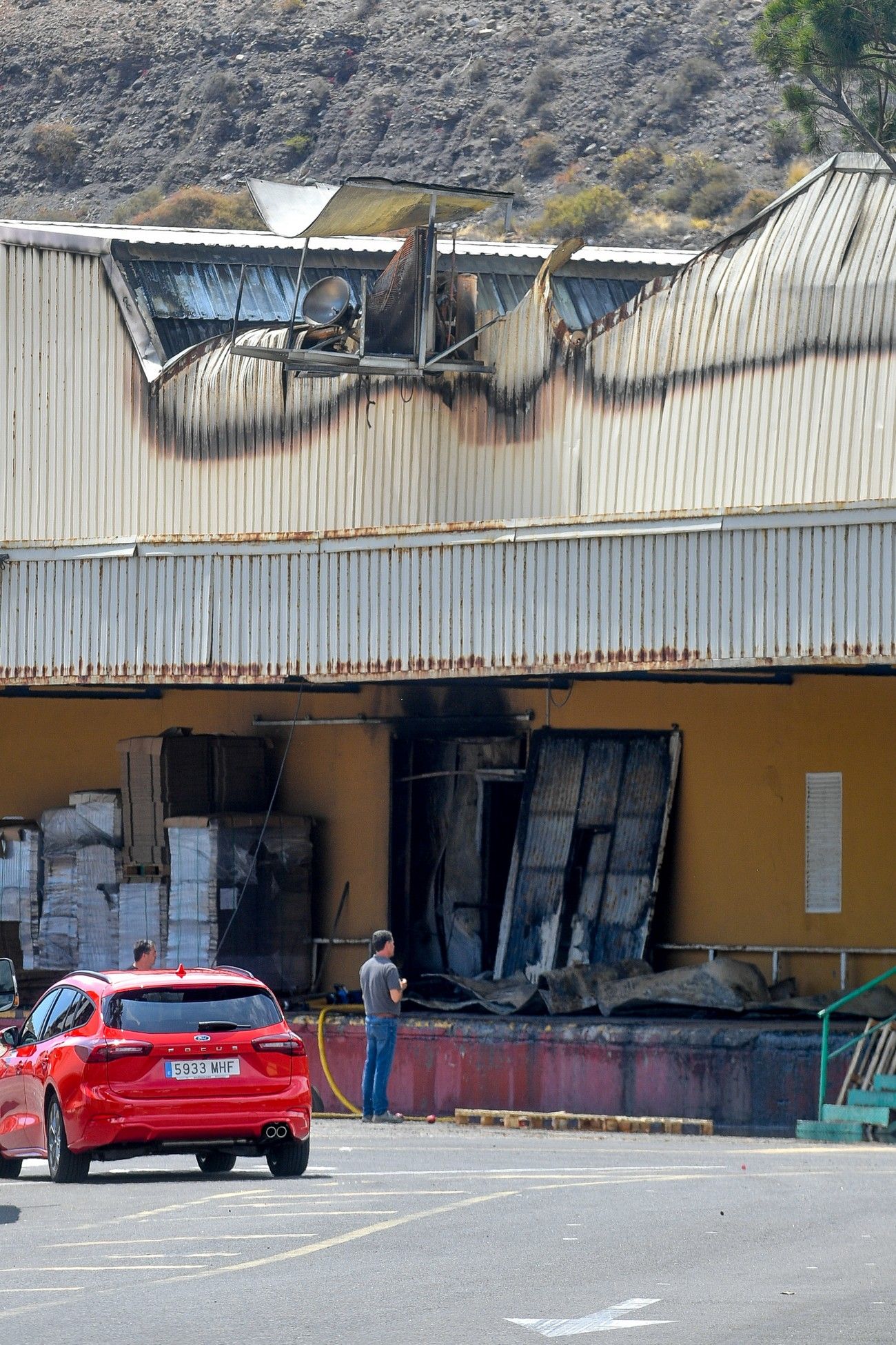 Bomberos de Las Palmas de Gran Canaria controlan el incendio de una nave multiusos en Mercalaspalmas