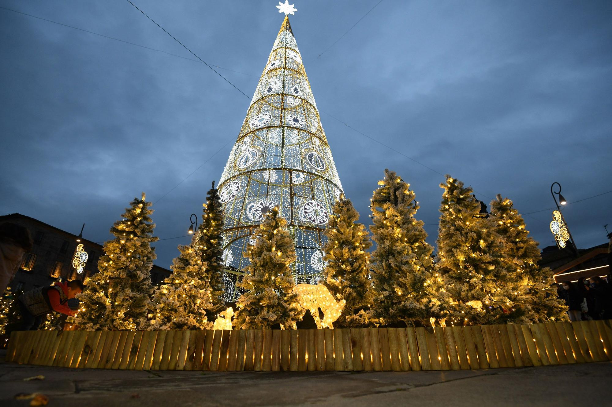 El poblado navideño llena de luz y color A Ferrería