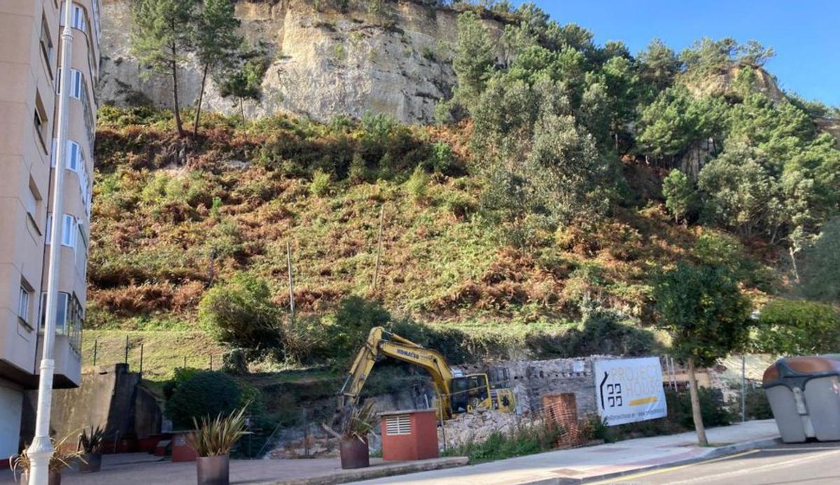 Una excavadora derriba el restaurante Piemonte. | LNE