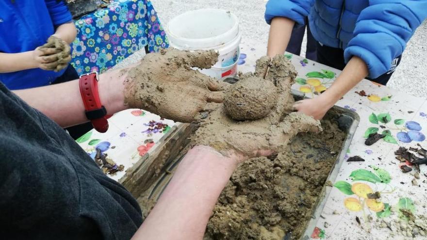 Los niños fueron los encargados de elaborar las bolas de Nendo Dango que, posteriormente, lanzaron al terreno con el objetivo de contribuir a la reforestación