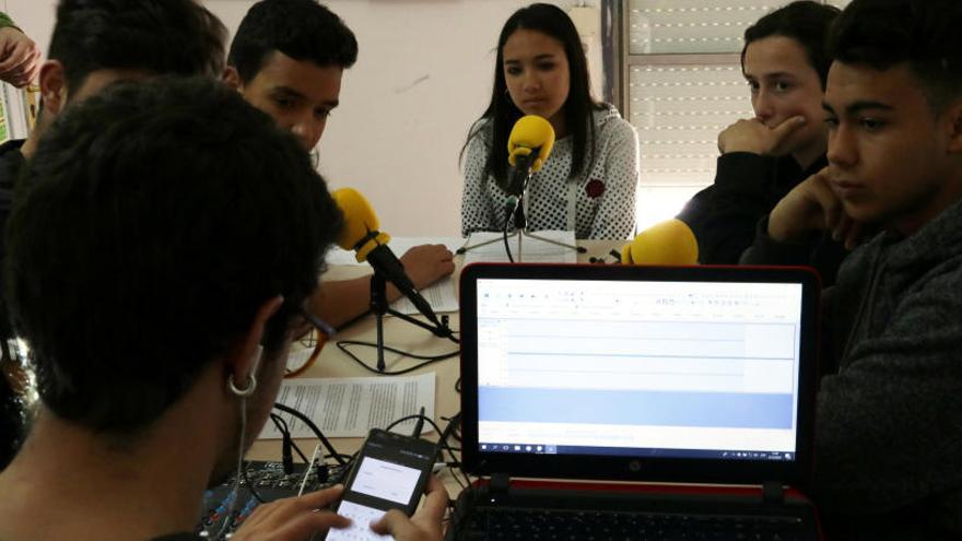 La ràdio, una nova eina de formació per a joves amb risc de fracàs escolar a Manresa