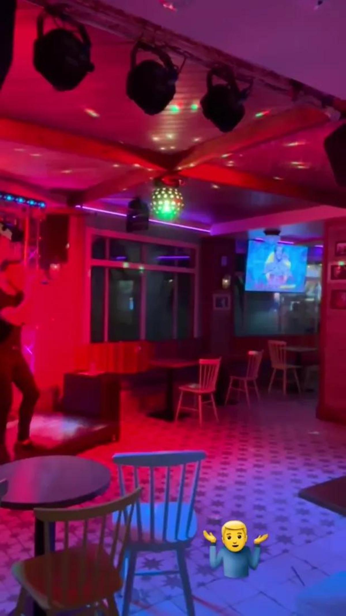 El pub con un cantante actuando para nadie
