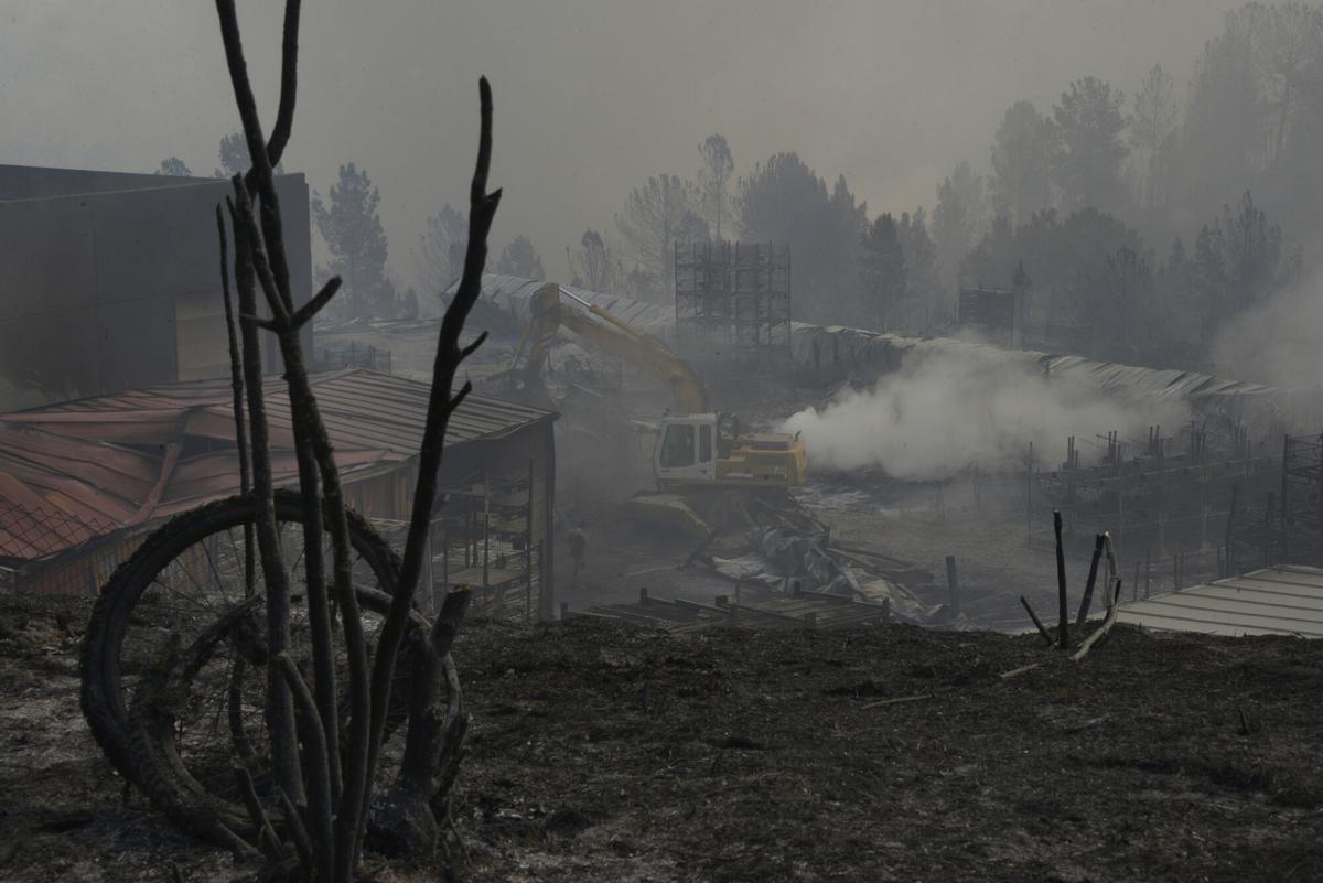 Empresa Autoneum, en el polígono industrial del municipio de A Rúa, muy afectada por el incendio de Larouco.