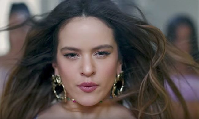 Primer plano de Rosalía en el videoclip 'Con altura'