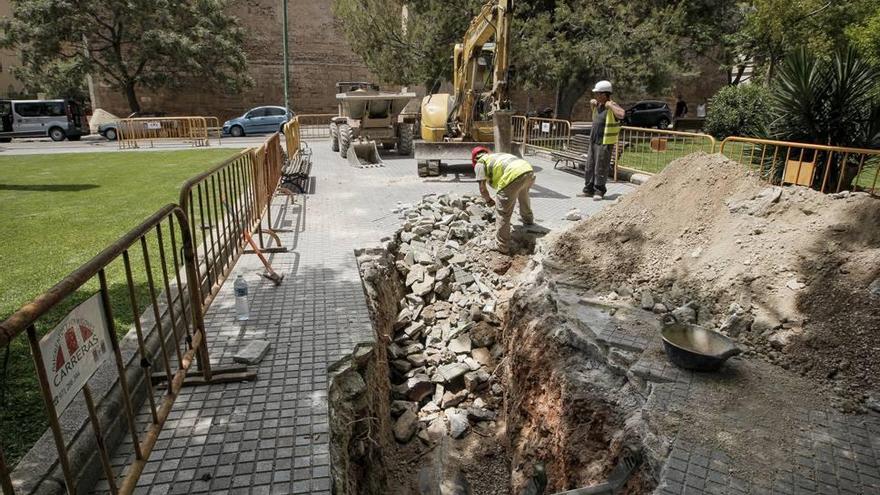 Operarios levantan la Porta del Camp en 2012 para revisar las tuberías corroídas de la recogida neumática.