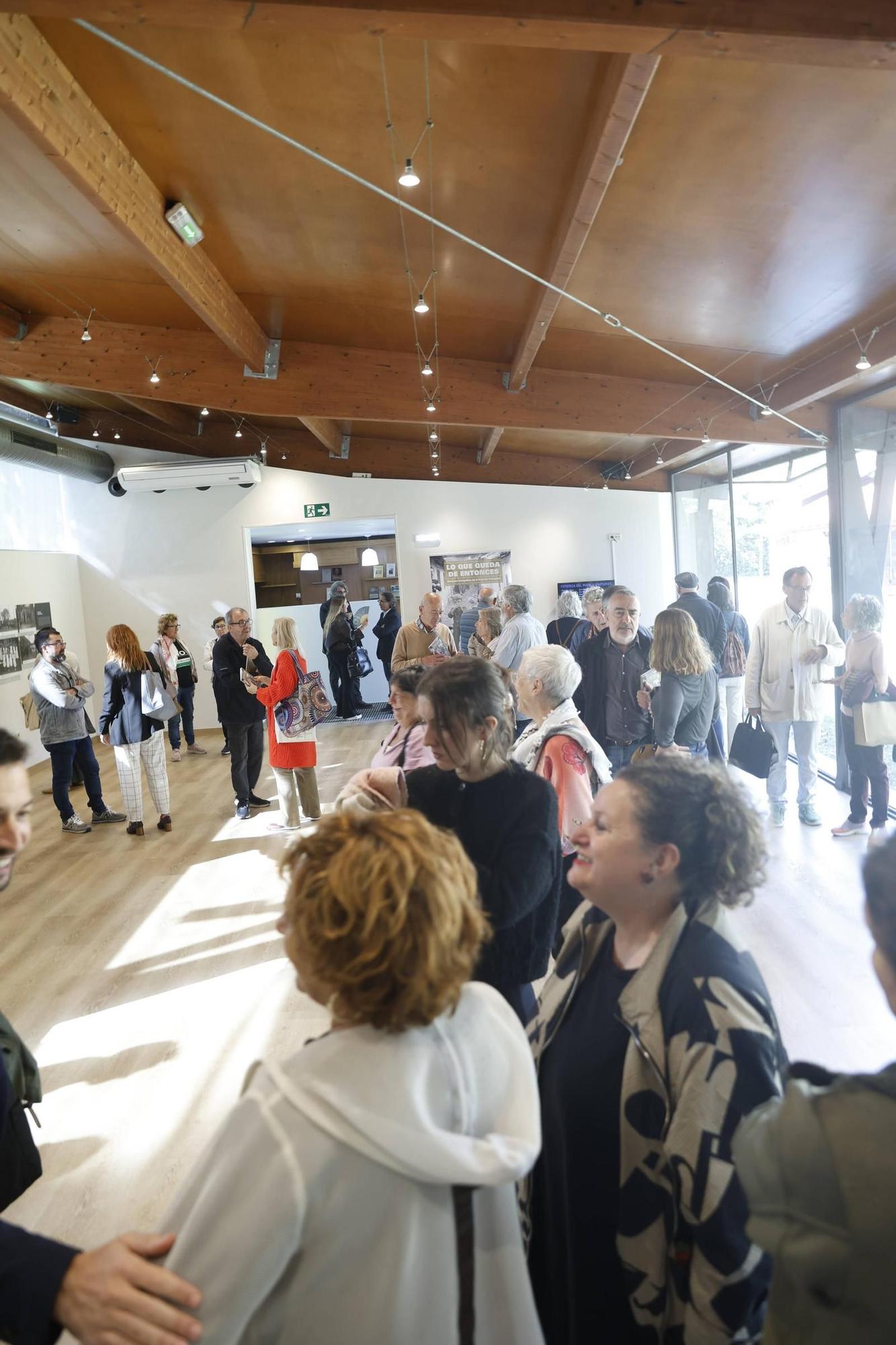 Así fue la inauguración de “Lo que queda de entonces”, una memoria fotográfica a la Asturias franquista