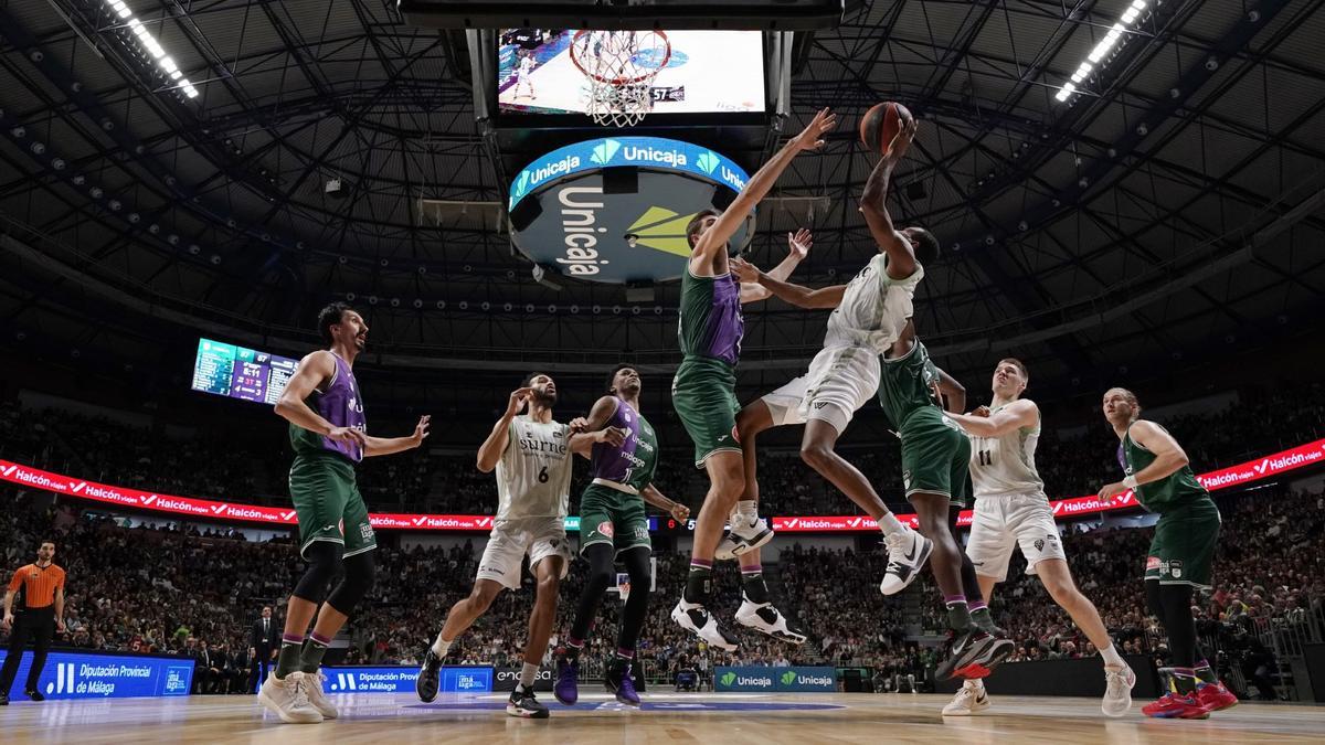 Imagen del partido del Unicaja y el Bilbao Basket, en el Martín Carpena