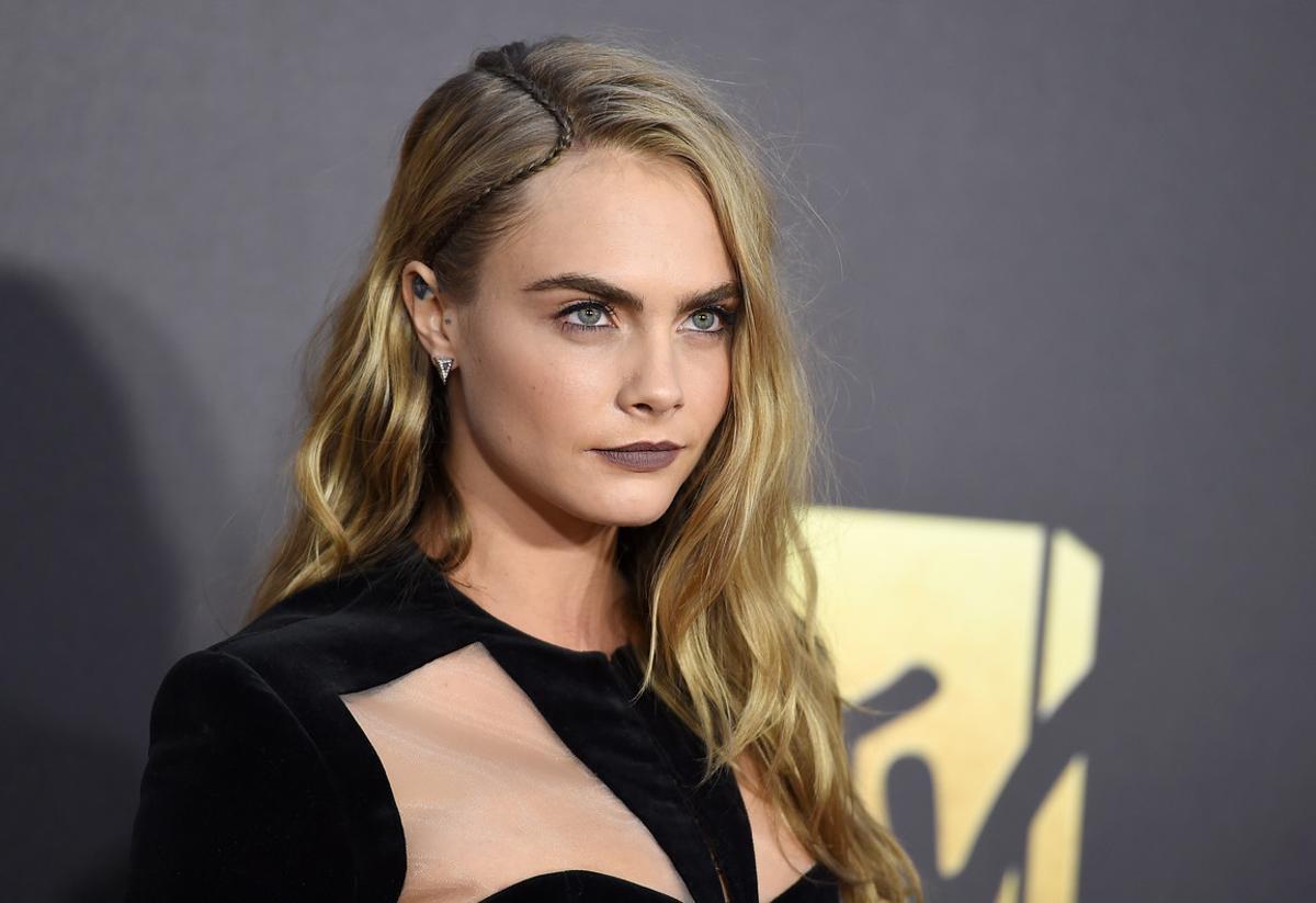 La ’top’ Cara Delevingne, en la alfombra roja de los premios.