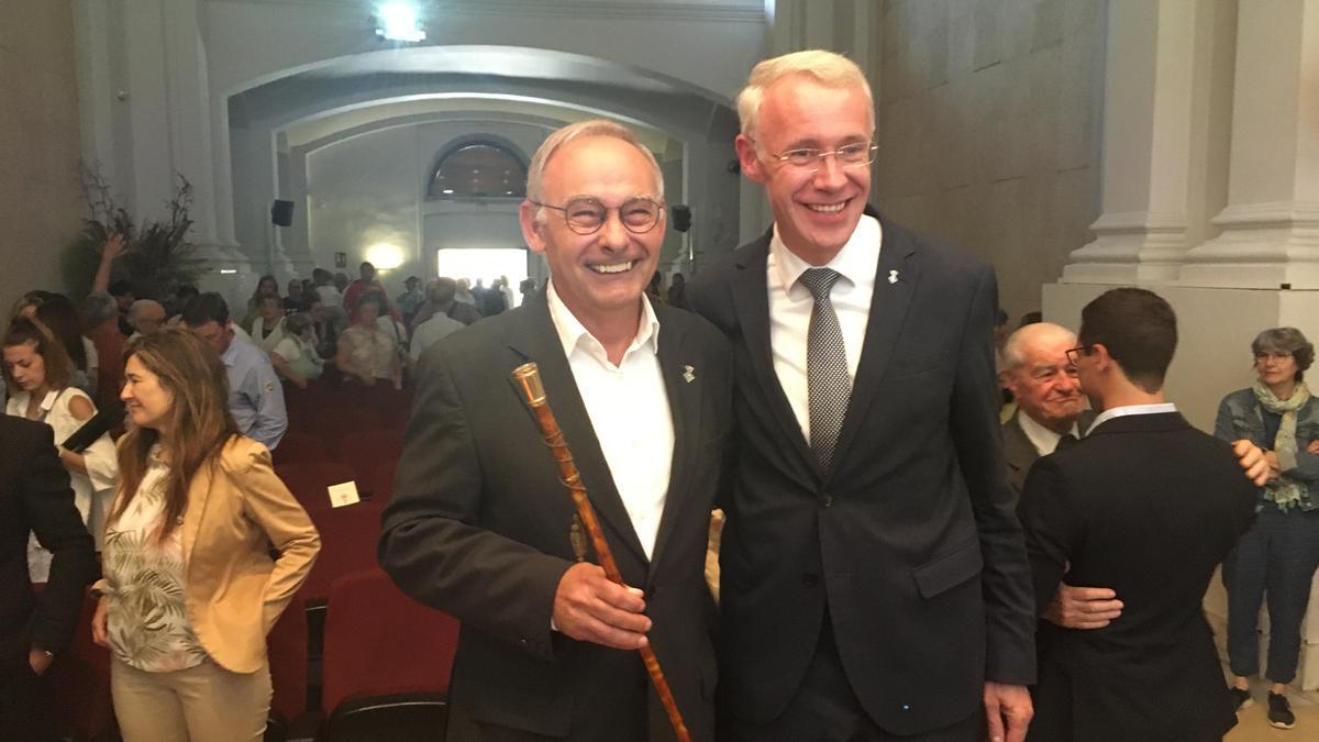 Jordi Gassió ja amb la vara d'alcalde en el ple de constitució de l'Ajuntament