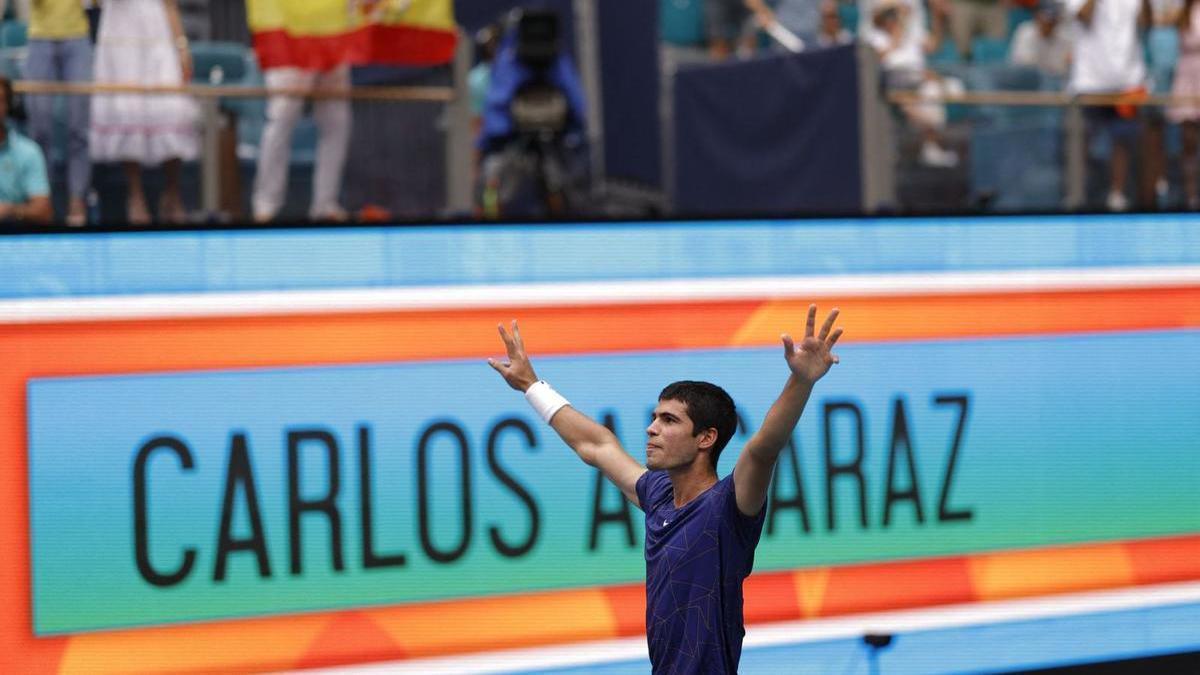 Carlos Alcaraz celebra su triunfo en Miami con el público engregado al murciano. | GEOFF BURKE/REUTERS