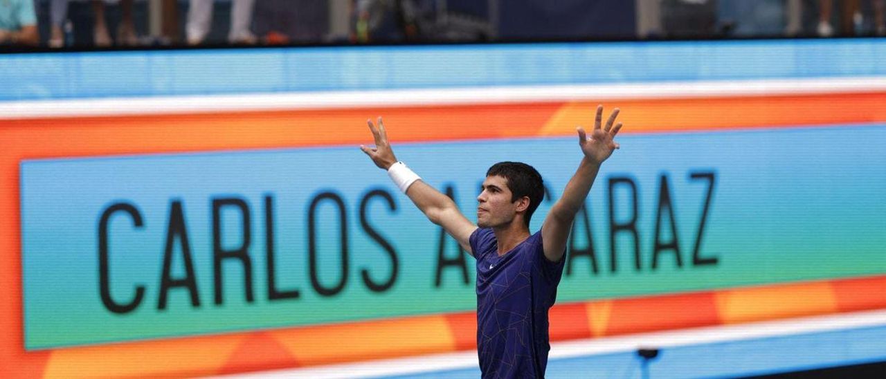 Carlos Alcaraz celebra su triunfo en Miami con el público engregado al murciano. | GEOFF BURKE/REUTERS