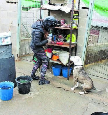 Cuidadora y mascota, en las instalaciones. | M. H. 