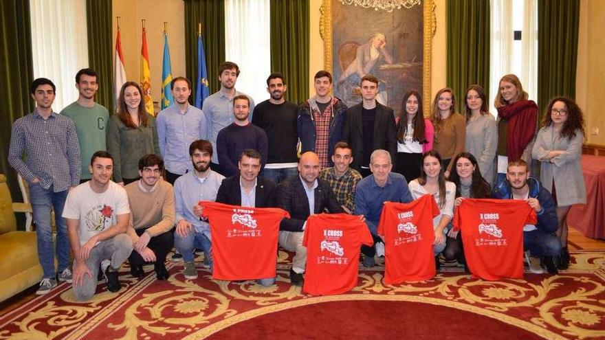 Ramón Gallego, cuarto por la derecha entre los agachados, en la presentación del cross.