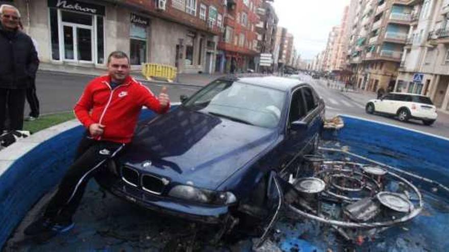 Un joven empotra su coche contra la fuente de Petrer