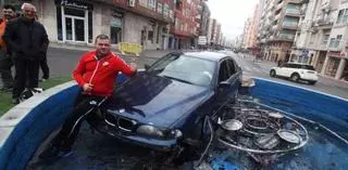 Un joven empotra su coche contra la fuente de Petrer