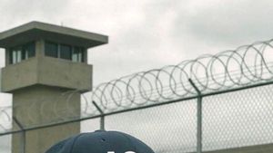 Fotografía publicada por el Departamento de Seguridad Nacional (DHS) de Estados Unidos en su cuenta oficial en la red social X de caimanes con gorras del Servicio de Inmigración y Control de Aduanas (ICE) frente a un centro de detención.