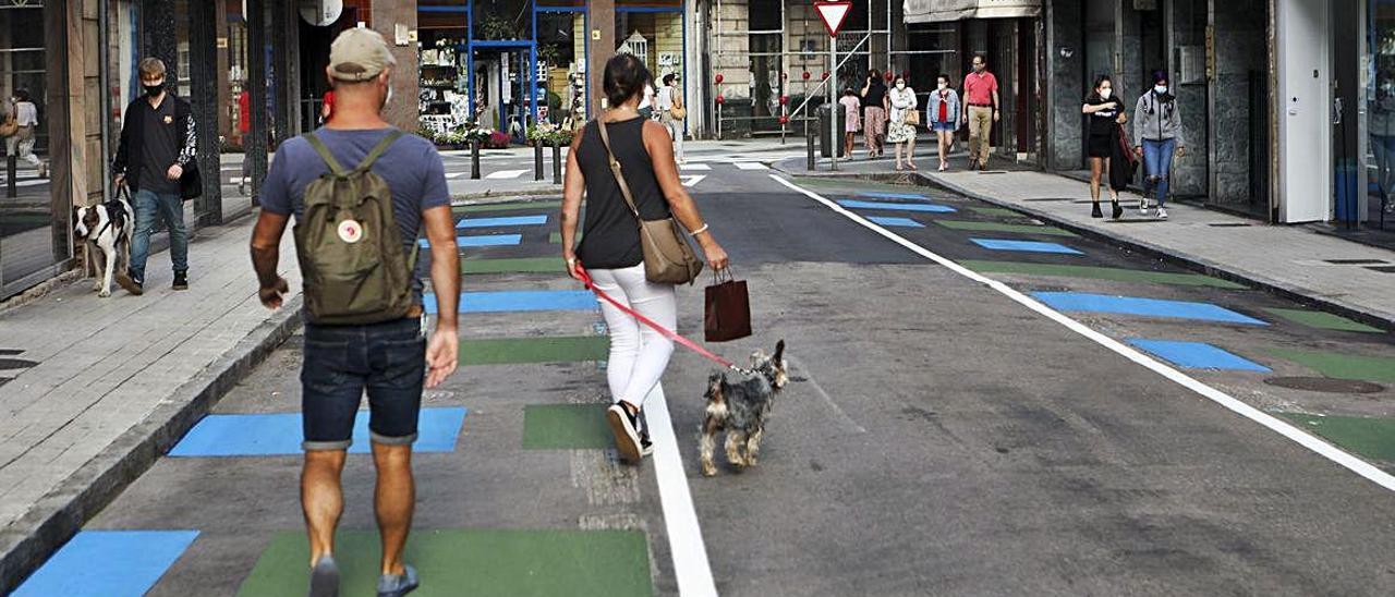 Los primeros peatones estrenando la senda peatonal en la calle Ruiz Gómez.