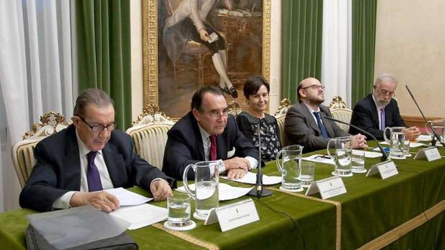 Por la izquierda, Velarde, Bertrand, Moriyón, Colunga y Pérez, en la inauguración del congreso de ingenieros navales.