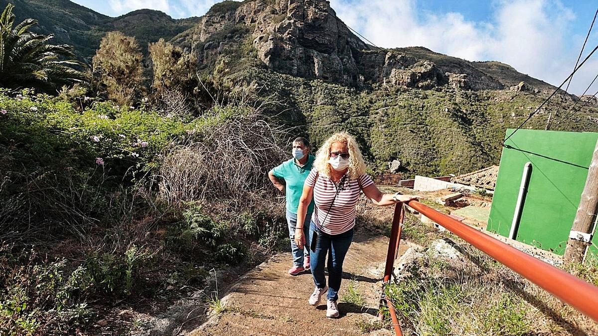 Libertad, la hija de Eugenia, lleva a su madre una compra entre escalones y una escarpada vereda de cemento.