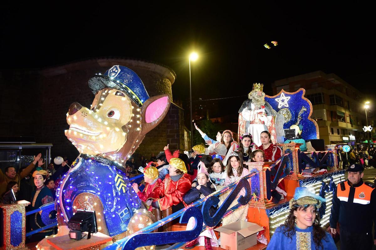 Melchor saluda durante la cabalgata de Plasencia.